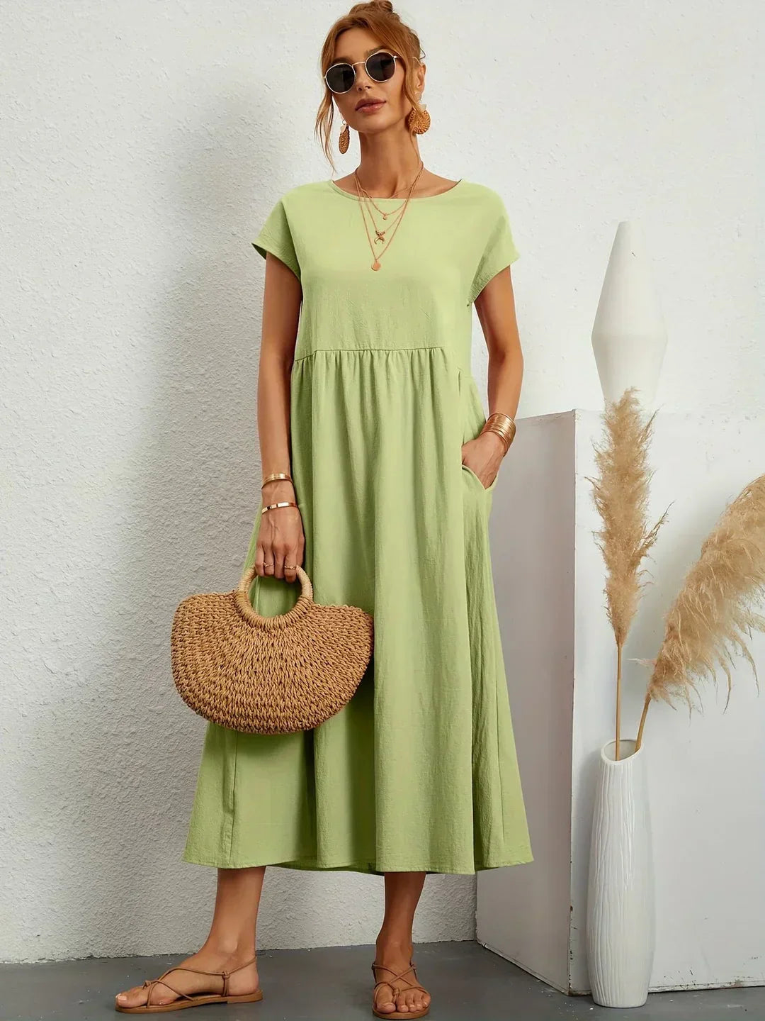 Robe midi fluide Gabrielle™ de Danoir Paris, élégance intemporelle en tissu blanc, portée avec détails sophistiqués.