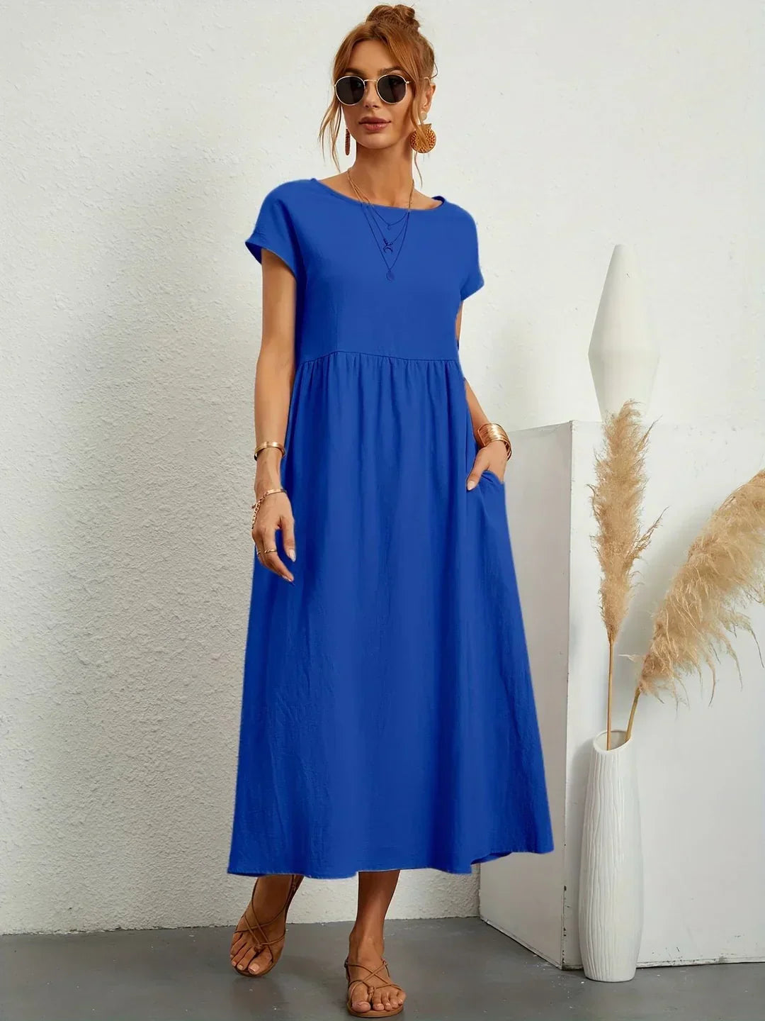 Robe midi fluide Gabrielle™ de Danoir Paris, élégante et intemporelle, en tissu léger blanc.