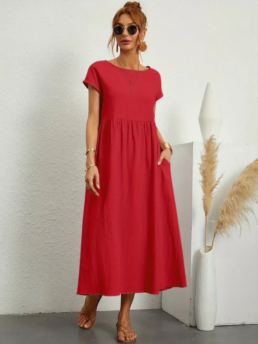 Robe midi fluide Gabrielle™ de Danoir Paris en tissu léger, élégante et intemporelle, portée sur un fond blanc.