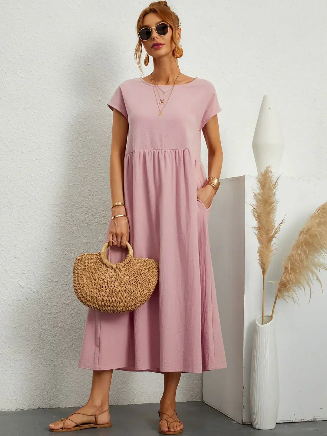 Robe midi fluide Gabrielle™ de Danoir Paris en tissu blanc, élégance intemporelle et style sophistiqué.
