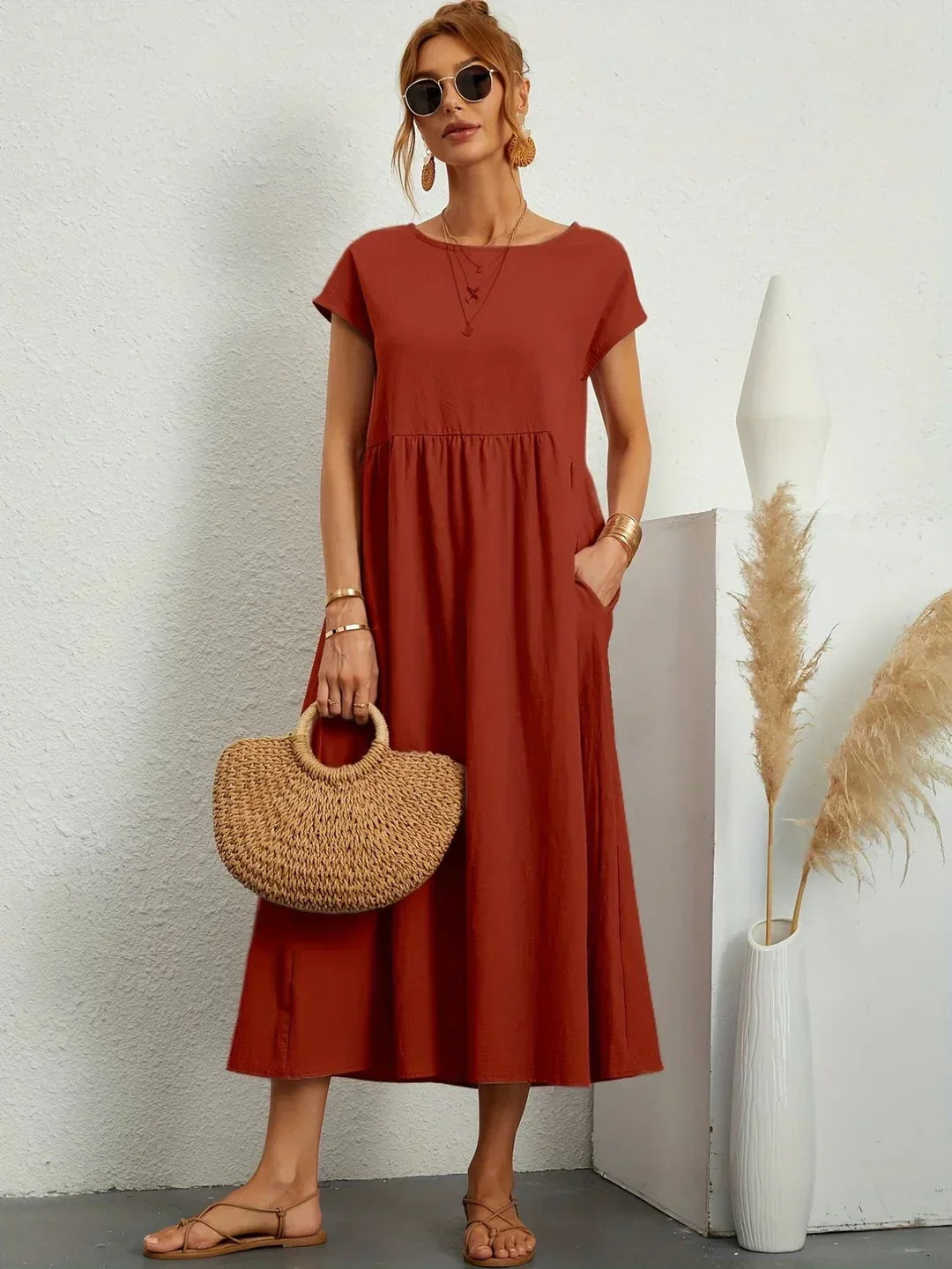 Robe midi fluide Gabrielle™ de Danoir Paris, vêtement élégant blanc avec coupe intemporelle et style sophistiqué.