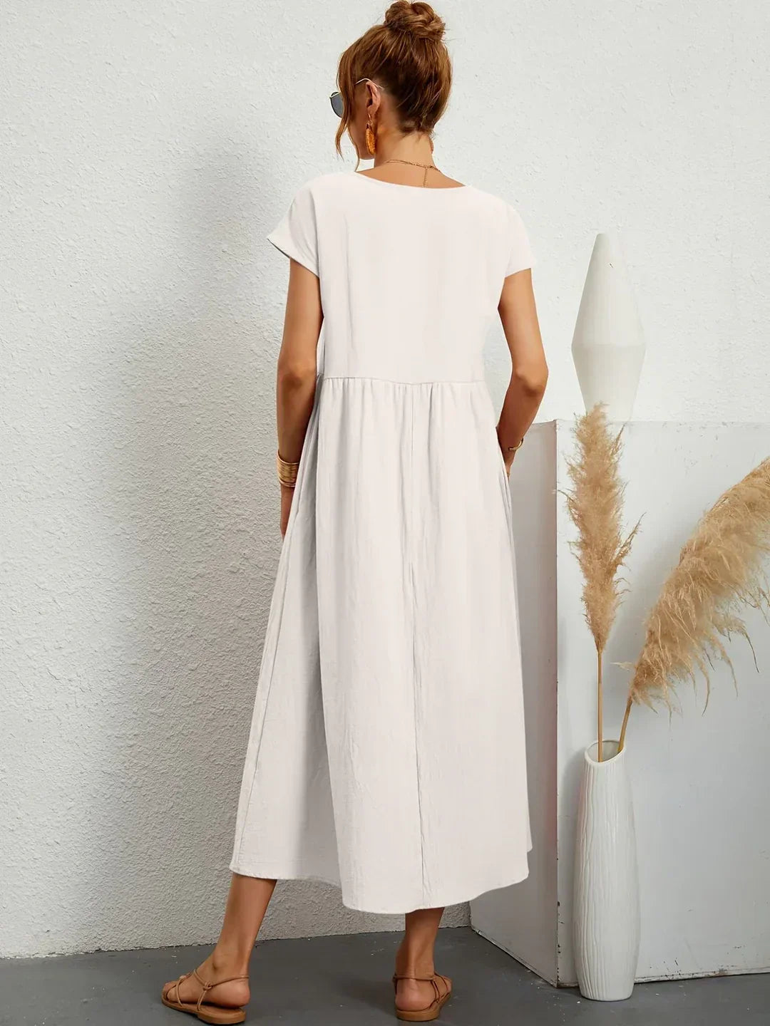 Robe midi fluide Gabrielle™ de Danoir Paris, élégance intemporelle, en tissu blanc léger, portée avec style.