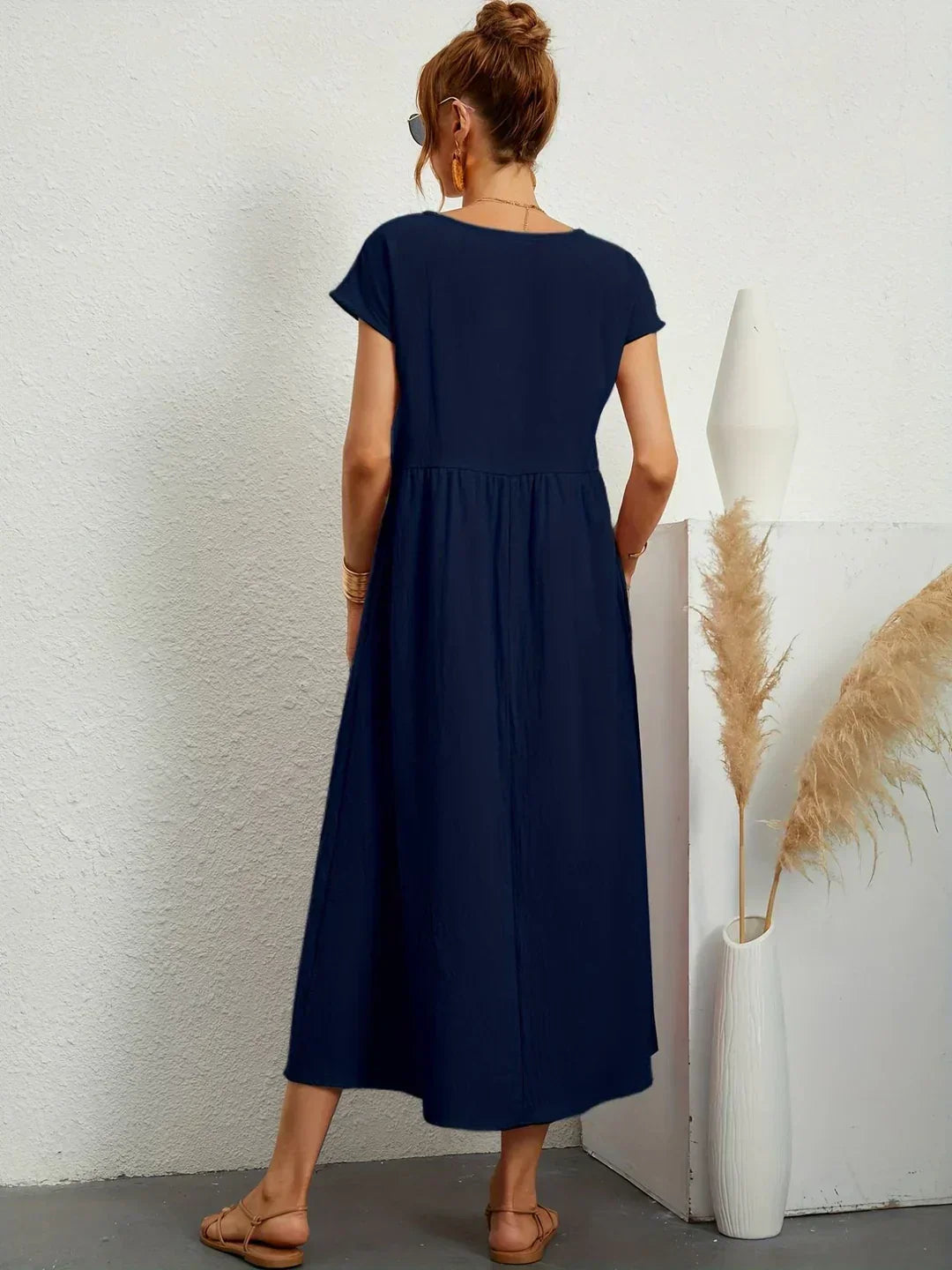 Robe midi fluide Gabrielle™ de Danoir Paris, élégante et intemporelle, en tissu léger blanc, portée avec style.