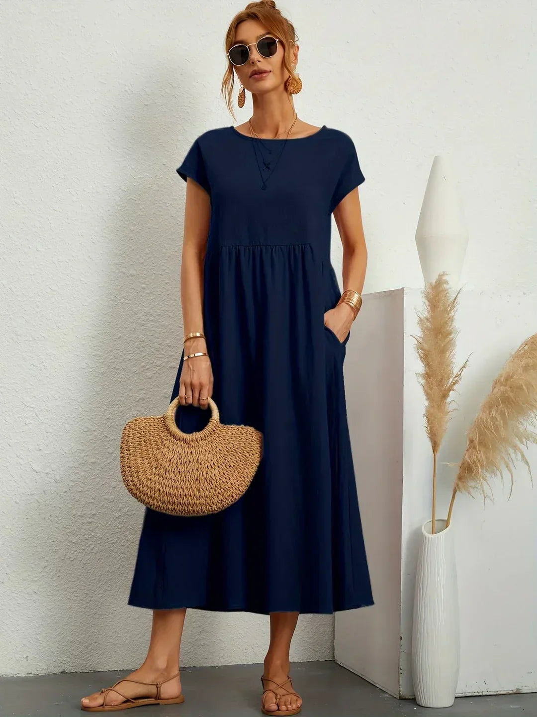 Robe midi fluide Gabrielle™ de Danoir Paris, vêtement élégant en tissu léger blanc, style intemporel et sophistiqué.