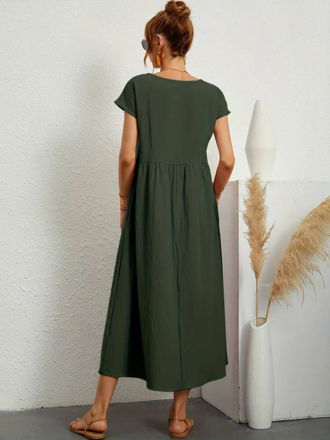 Robe midi fluide Gabrielle™ de Danoir Paris, élégance intemporelle, en tissu blanc léger, portée avec ceinture fine et manches longues