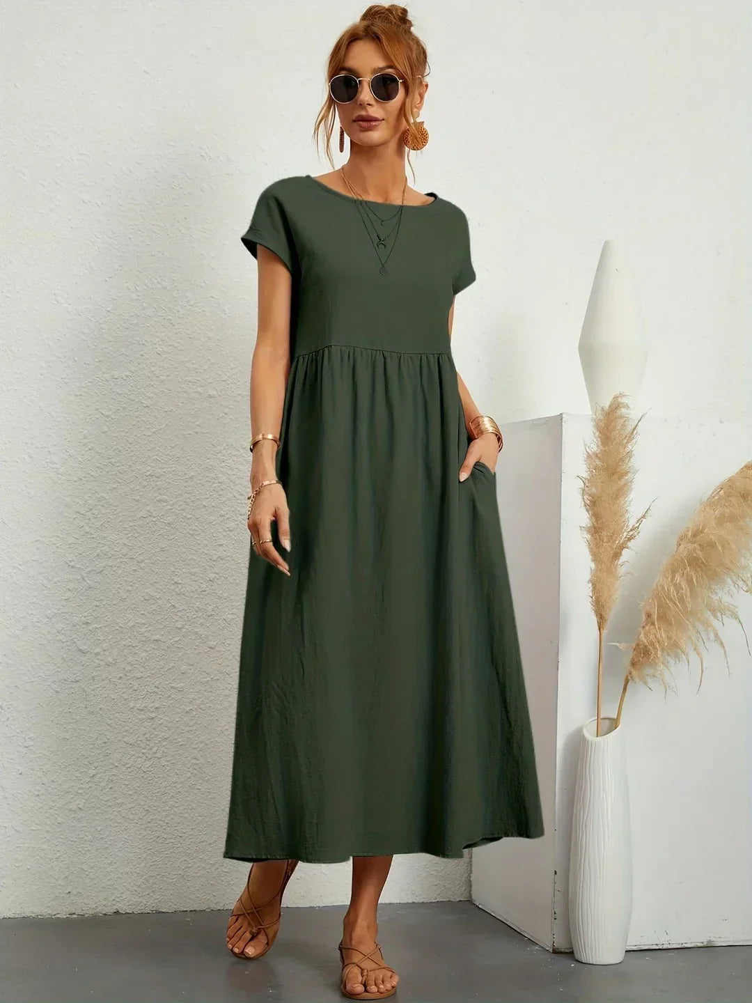 Robe midi fluide Gabrielle™ de Danoir Paris, élégante et intemporelle, en tissu léger blanc, portée avec ceinture en satin.