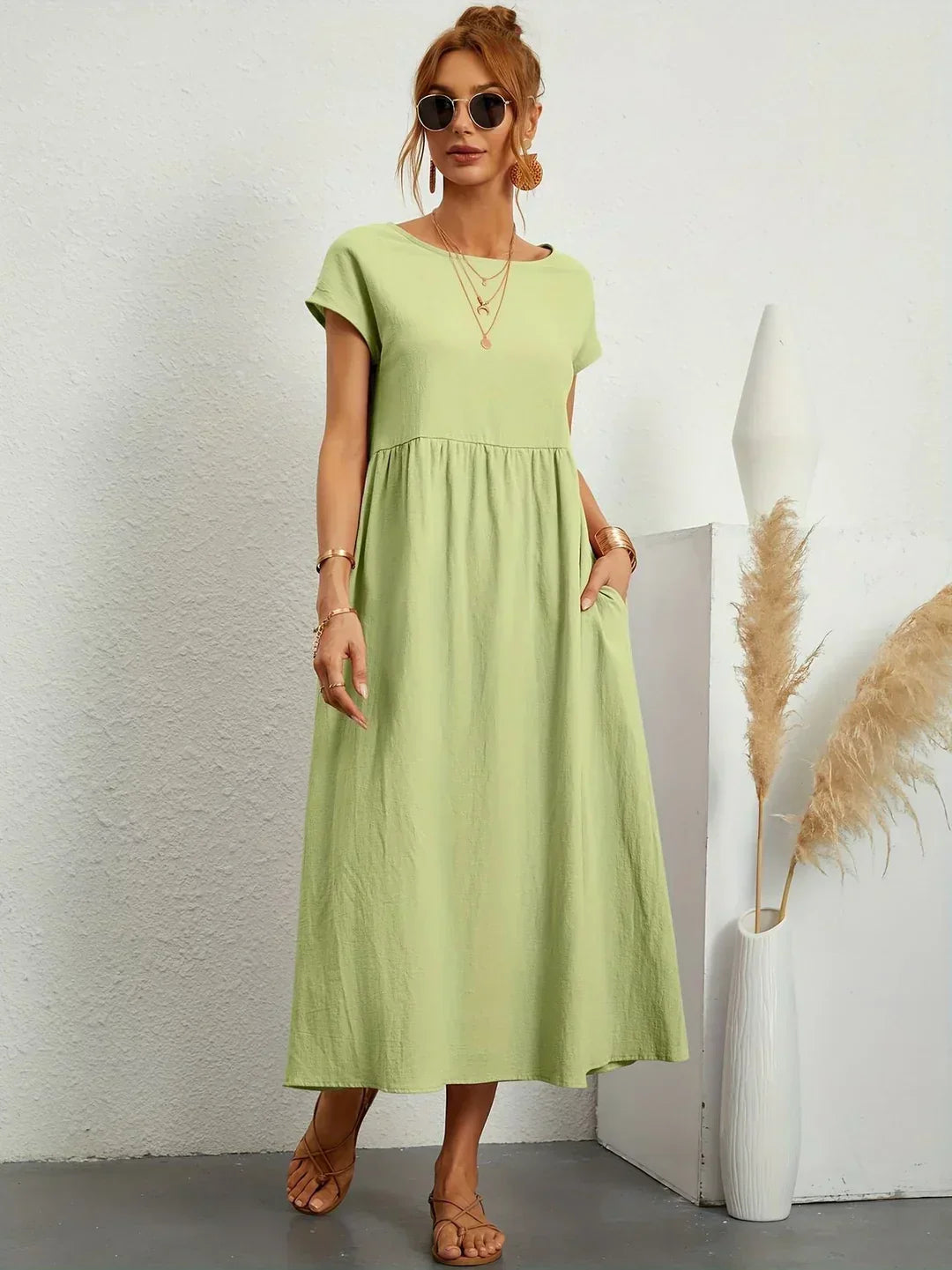 Robe midi fluide Gabrielle™ de Danoir Paris, élégance intemporelle, en tissu blanc léger, portée avec détail visible.