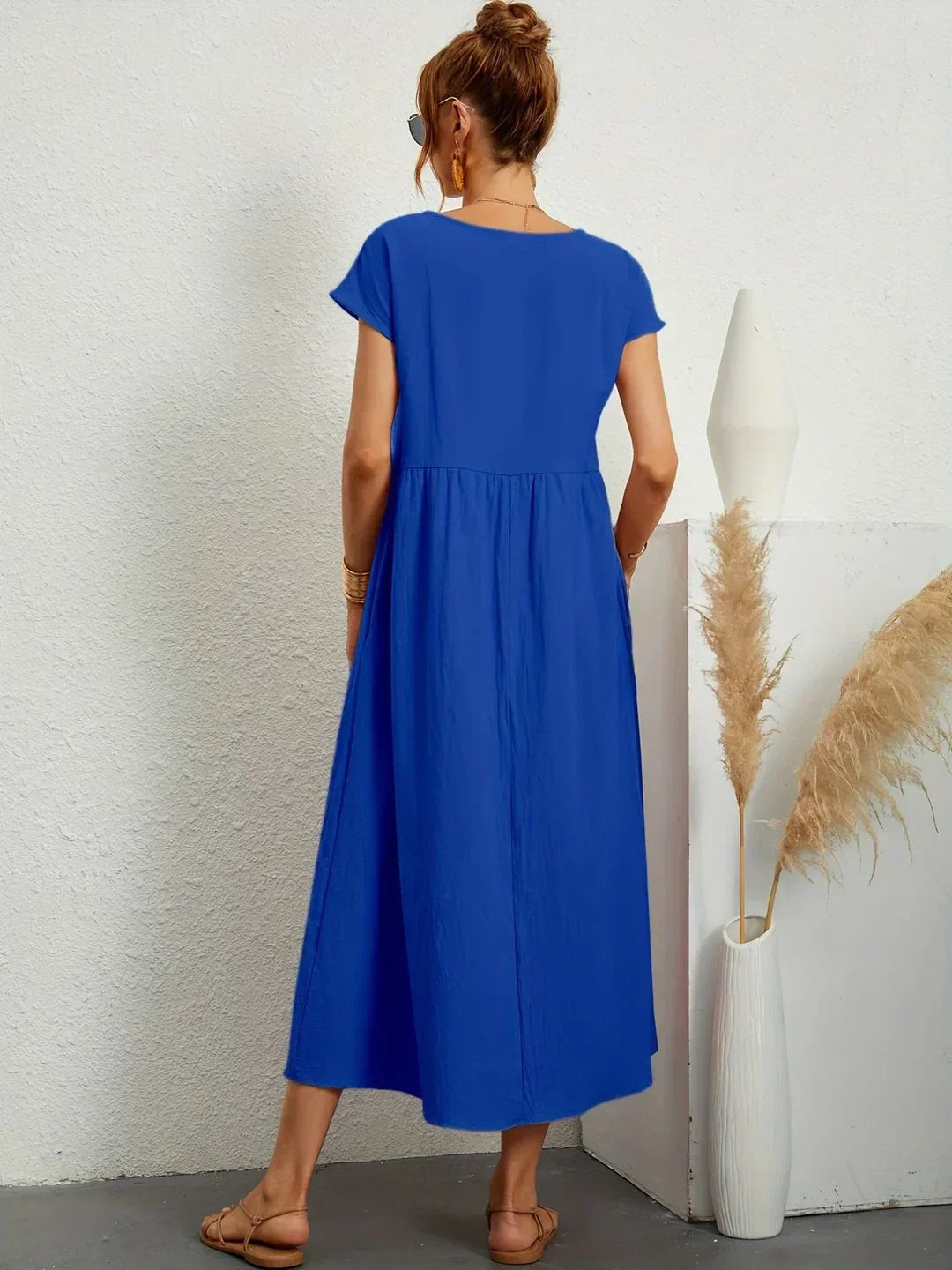 Robe midi fluide Gabrielle™ de Danoir Paris en tissu blanc élégant, parfait pour une allure intemporelle et sophistiquée