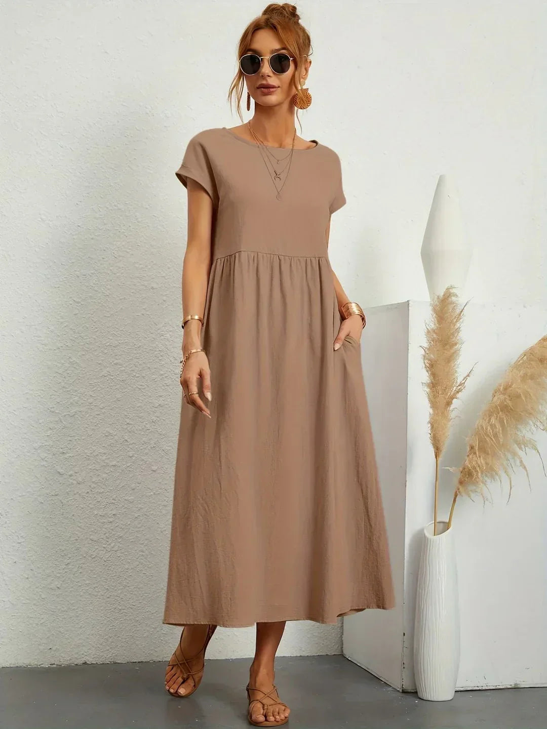 Robe midi fluide Gabrielle™ de Danoir Paris, élégante et intemporelle, en tissu blanc avec un style chic et féminin.