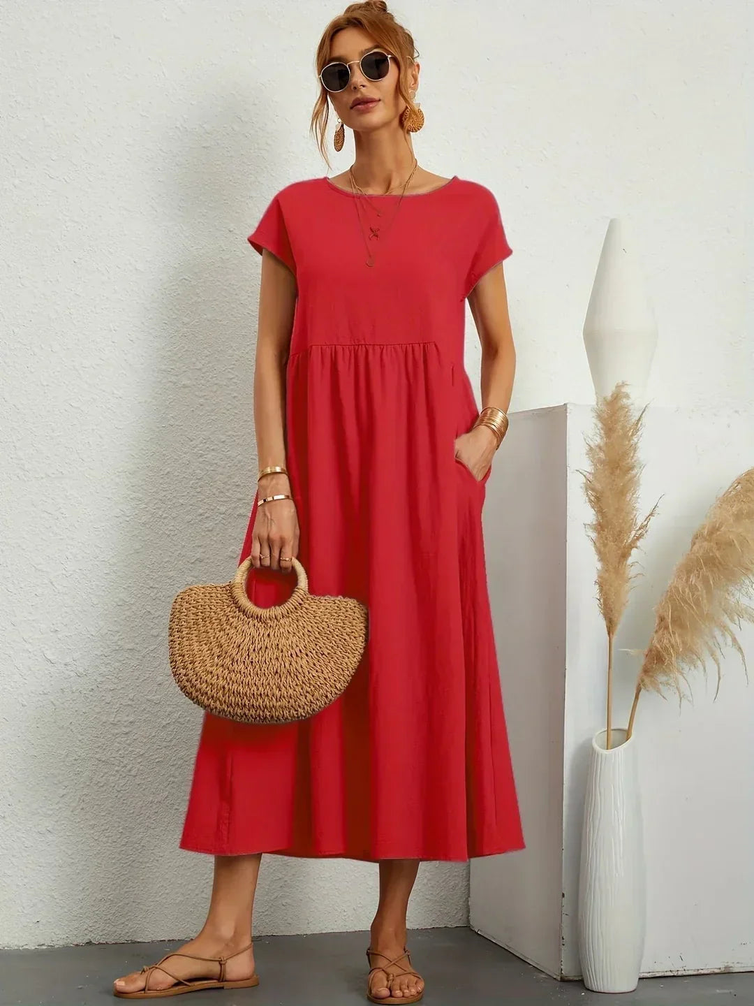 Robe midi fluide Gabrielle™ de Danoir Paris, élégante et intemporelle, en tissu léger blanc, portée sur mannequin.