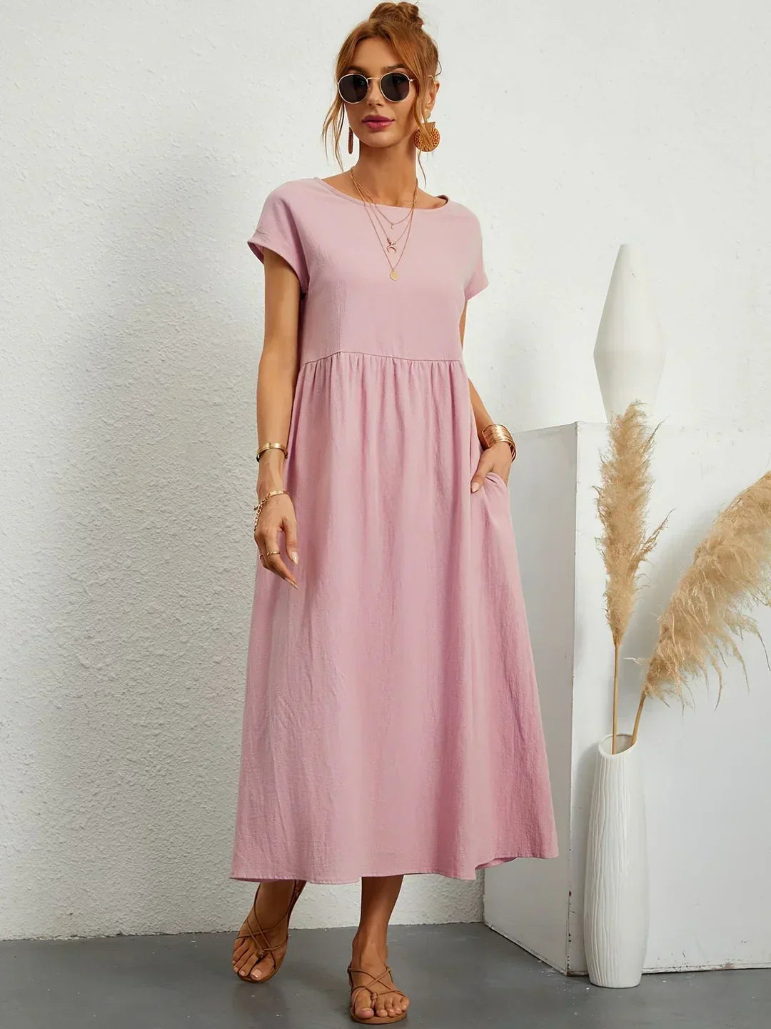 Robe midi fluide Gabrielle™ de Danoir Paris, élégante et intemporelle, en tissu blanc léger, portée avec un style chic et confortable.