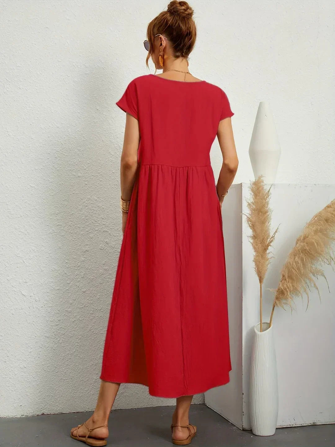 Robe midi fluide Gabrielle™ de Danoir Paris, élégante, intemporelle, en tissu blanc léger, portée avec finesse.