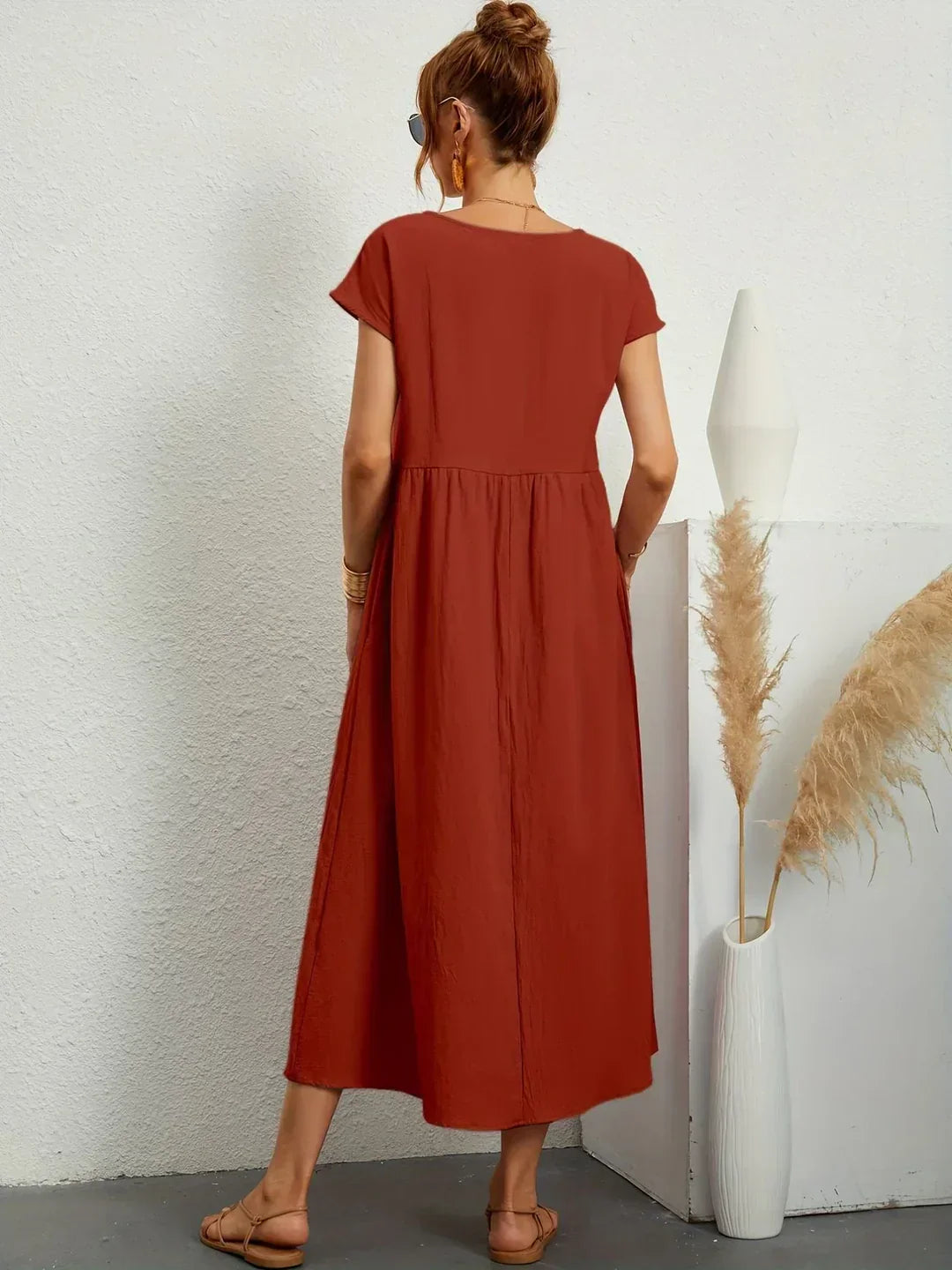 Robe midi fluide Gabrielle™ de Danoir Paris, élégance intemporelle, en tissu blanc léger, portée avec détails sophistiqués.