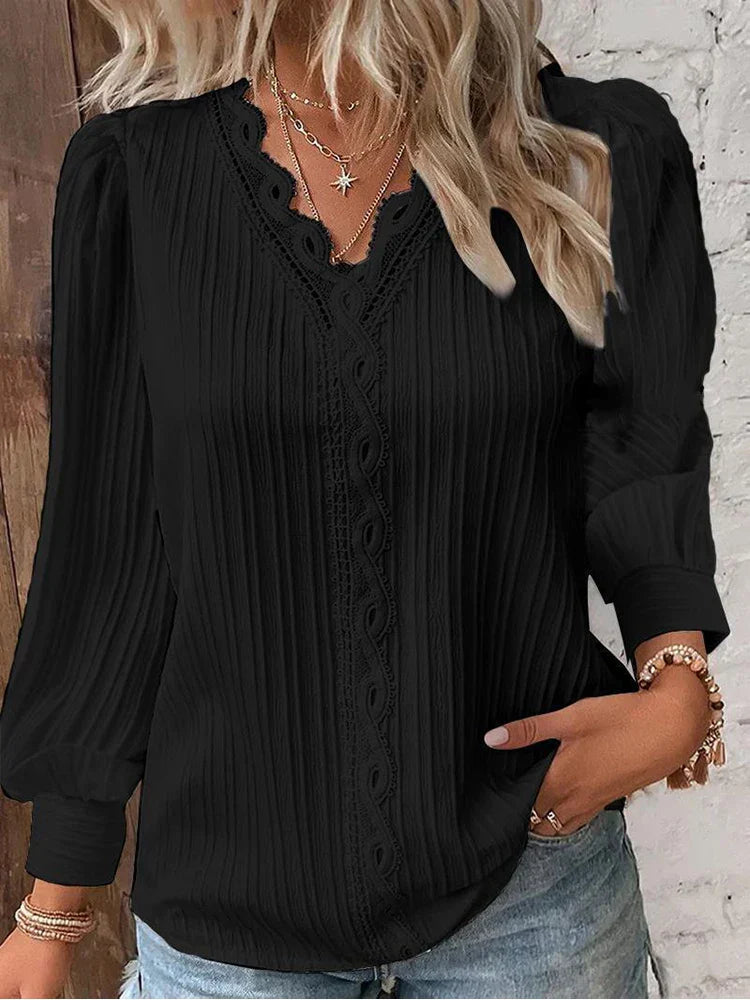 Blouse plissée blanche Lilly de Danoir Paris, élégante et raffinée, portée avec manches longues et col classique.