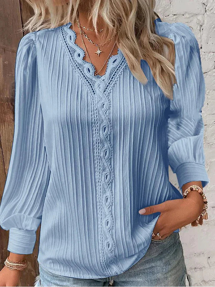 Blouse plissée blanche Lilly de Danoir Paris, élégante, légère et sophistiquée, vue de face sur fond neutre.