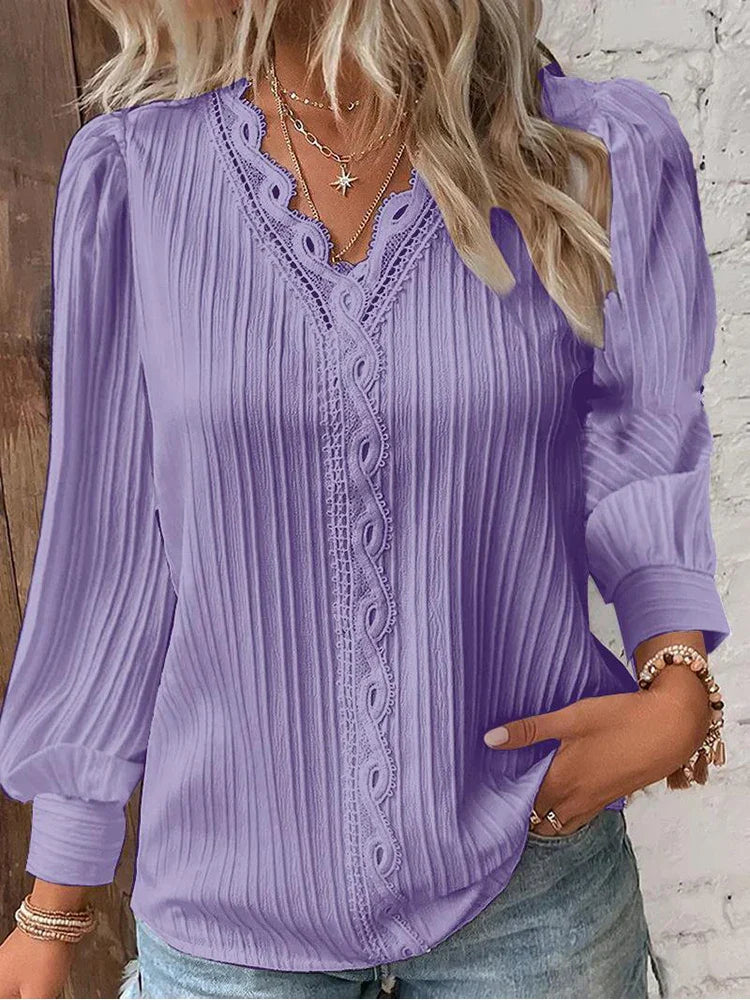 Blouse plissée blanche Lilly de Danoir Paris, élégante et chic, portée avec manches longues et coupe fluide.