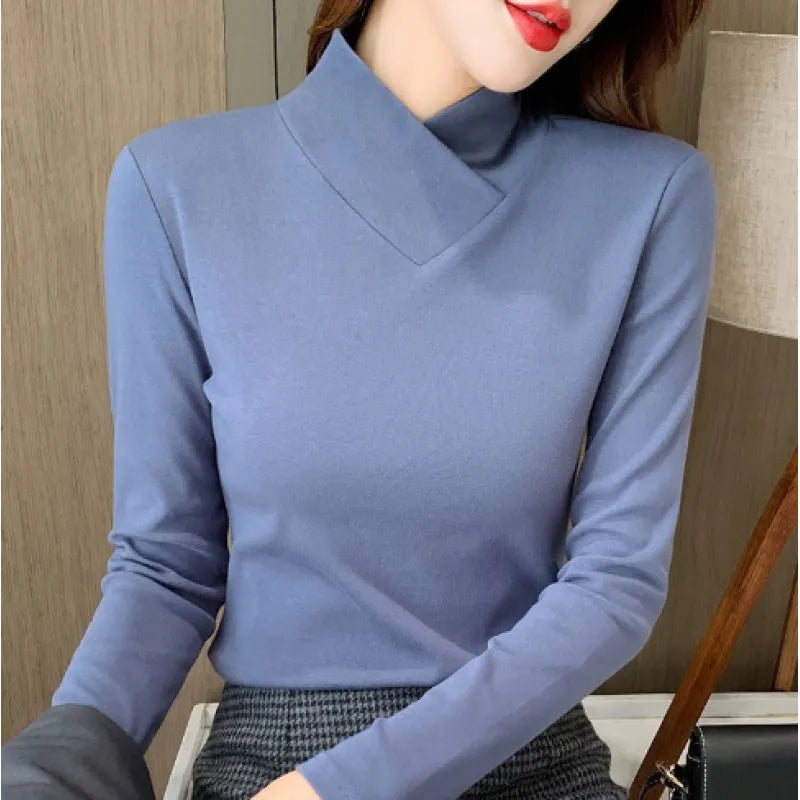 T-shirt col roulé blanc Danoir Paris Liora, vêtement chic en coton, porté sur un mannequin, style élégant et moderne.