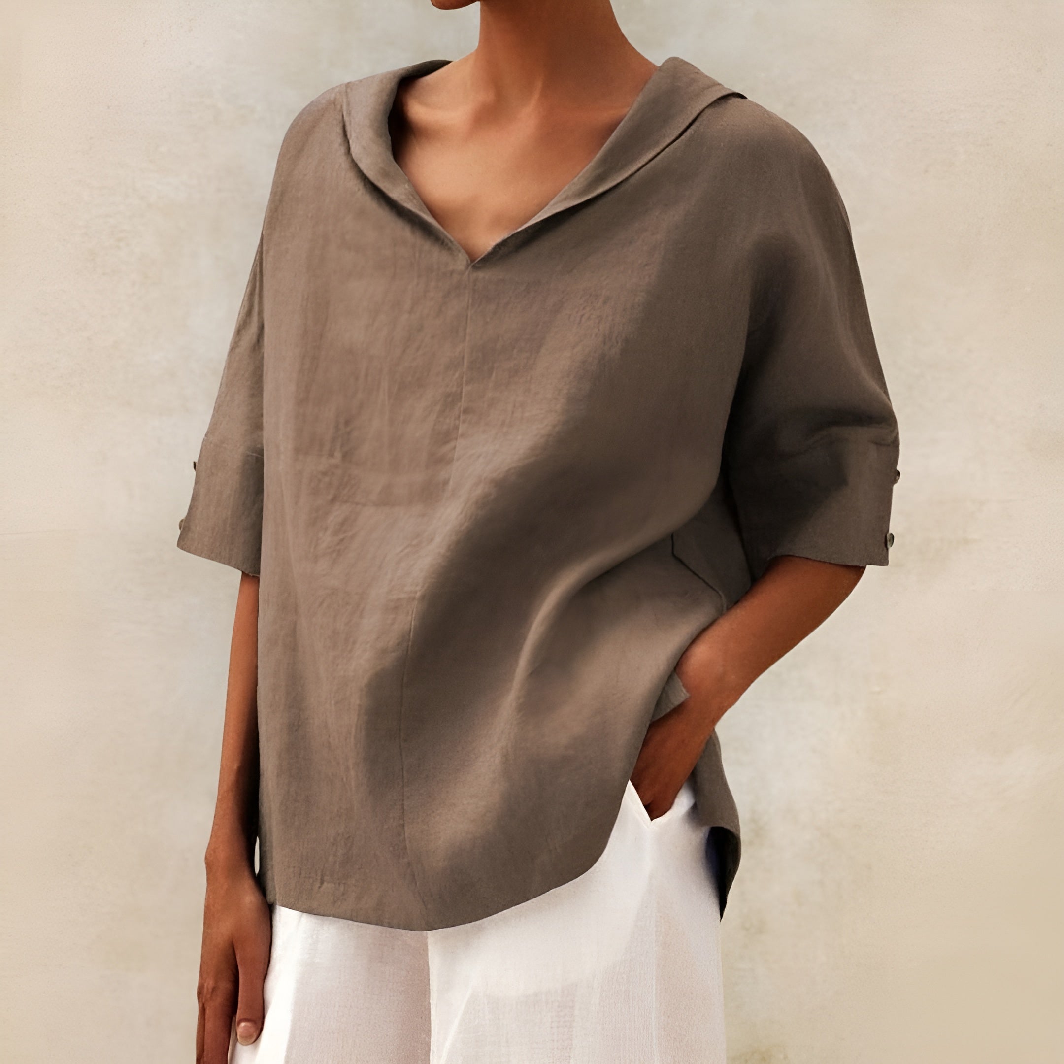 Blouse légère élégante Lyndzi de Danoir Paris en tissu blanc, vue de face, style sophistiqué et moderne.