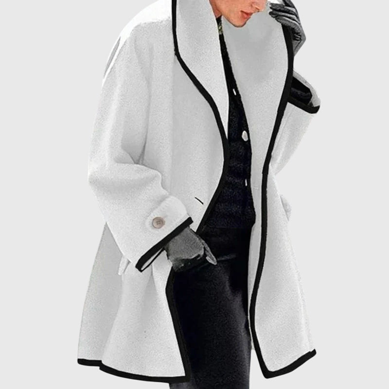 Veste en fleece blanche Maria™ de Danoir Paris, élégante et à la mode, avec col et fermeture éclair visible.