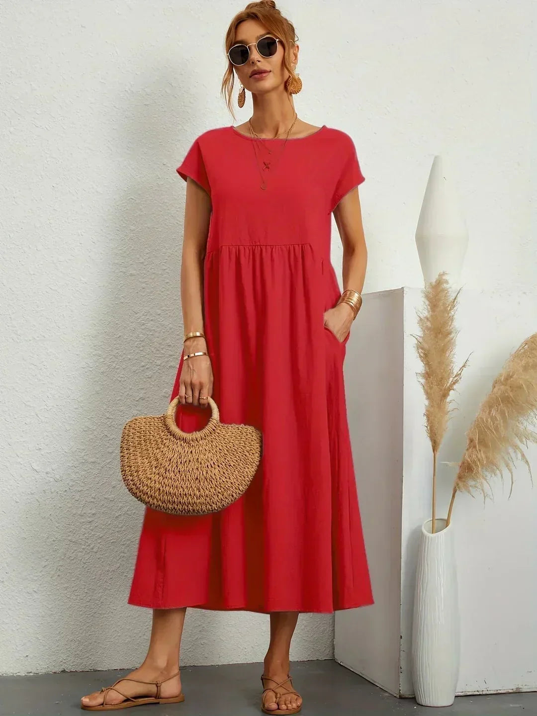 Robe midi décontractée Nataly de Danoir Paris, en tissu blanc élégant, portée avec un look confortable et chic.