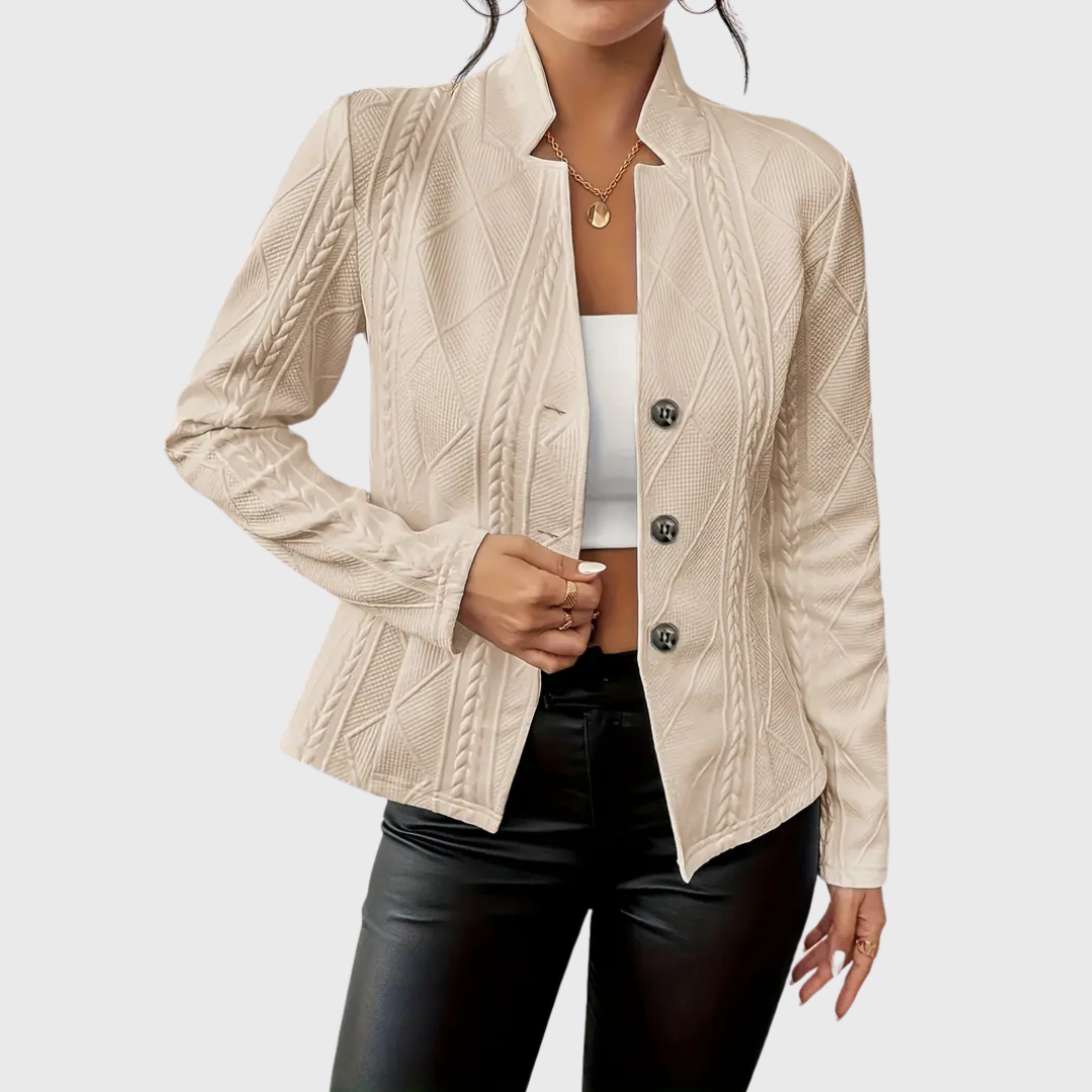 Blazer Olivia chic quotidien de Danoir Paris, blanc, en tissu élégant, porté sur un mannequin pour un look sophistiqué.
