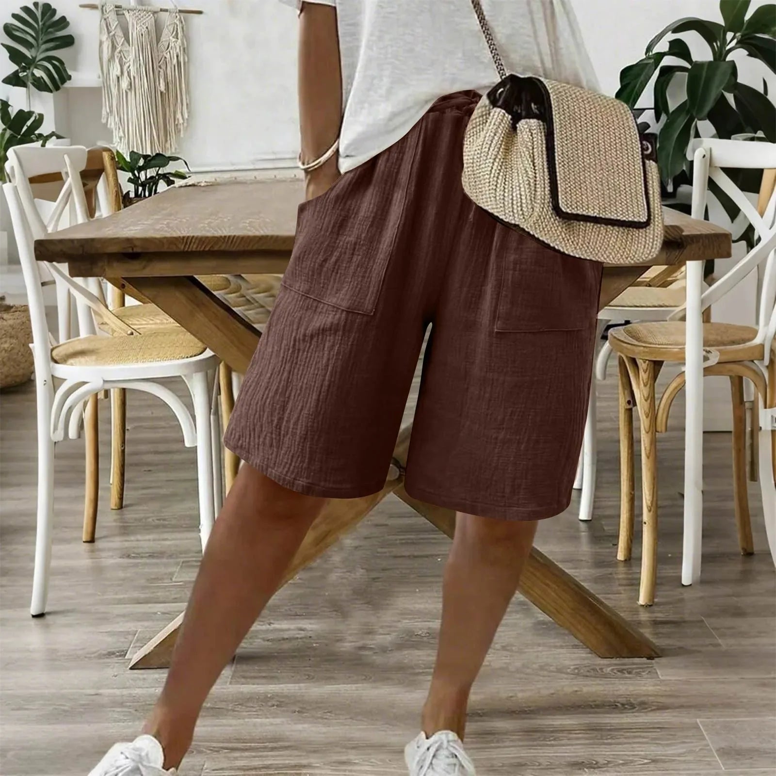 Shorts en coton lin Sienna de Danoir Paris, vêtement blanc avec coupe décontractée et détails élégants, porté sur mannequin.