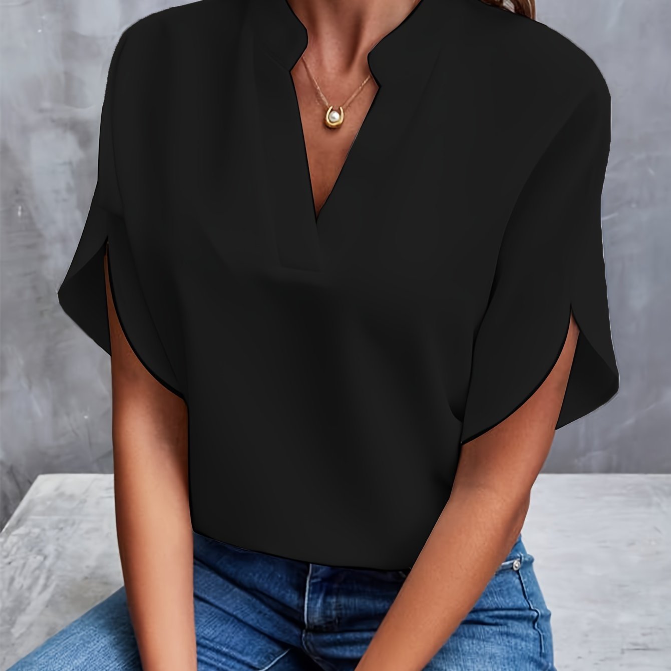 Blouse blanche Danoir Paris Vivian, élégante et polyvalente, portée avec manches longues et col classique.