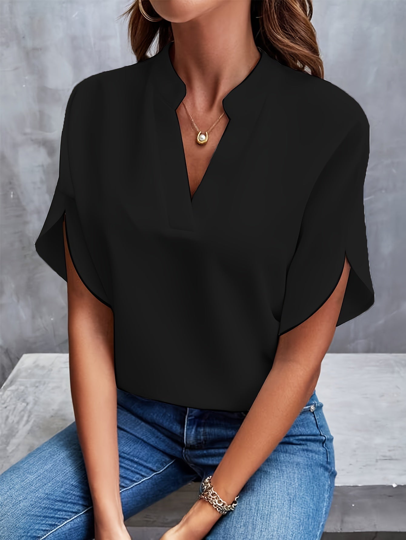 Blouse Vivian élégante et polyvalente de Danoir Paris, en tissu blanc, portée avec col classique et manches longues.