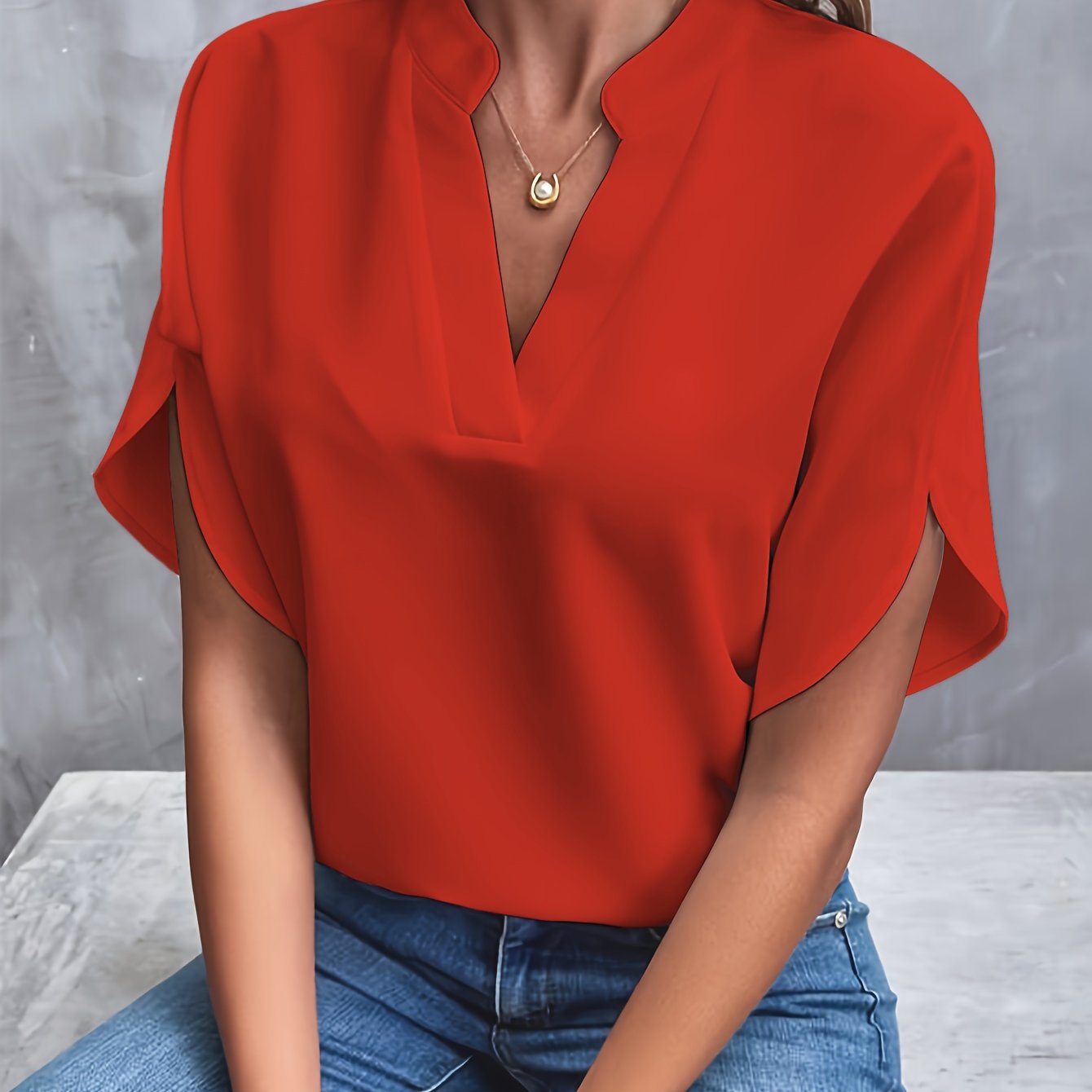 Blouse blanche Danoir Paris Vivian, élégante et polyvalente, avec coupe fluide et détails sophistiqués, portée sur un mannequin.