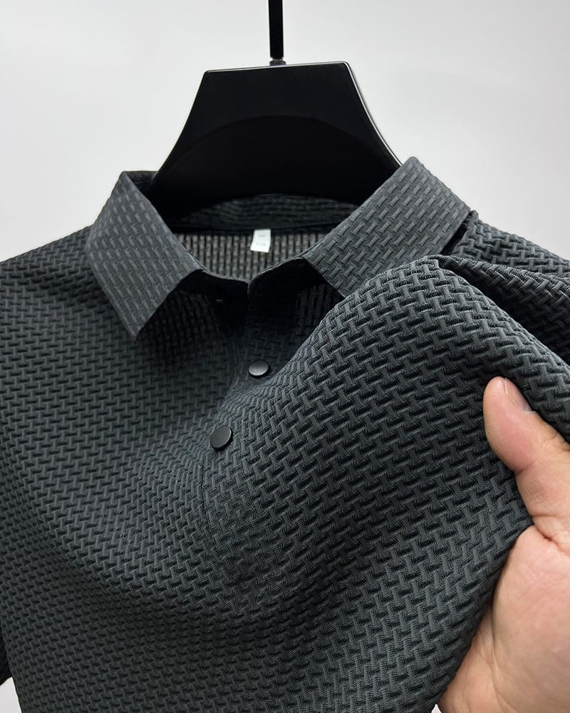 Polo homme blanc Danoir Paris™ en coton luxe, ajusté et élégant, porté sur un mannequin.