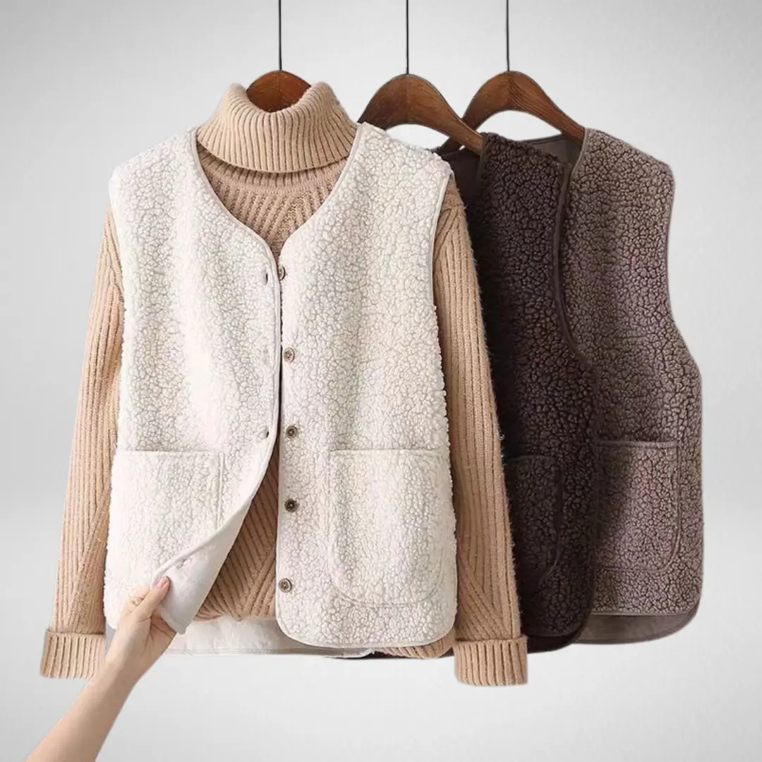 Cardigan en laine blanc Danoir Paris porté par un mannequin, avec col et boutons, pour un style chic et confortable.