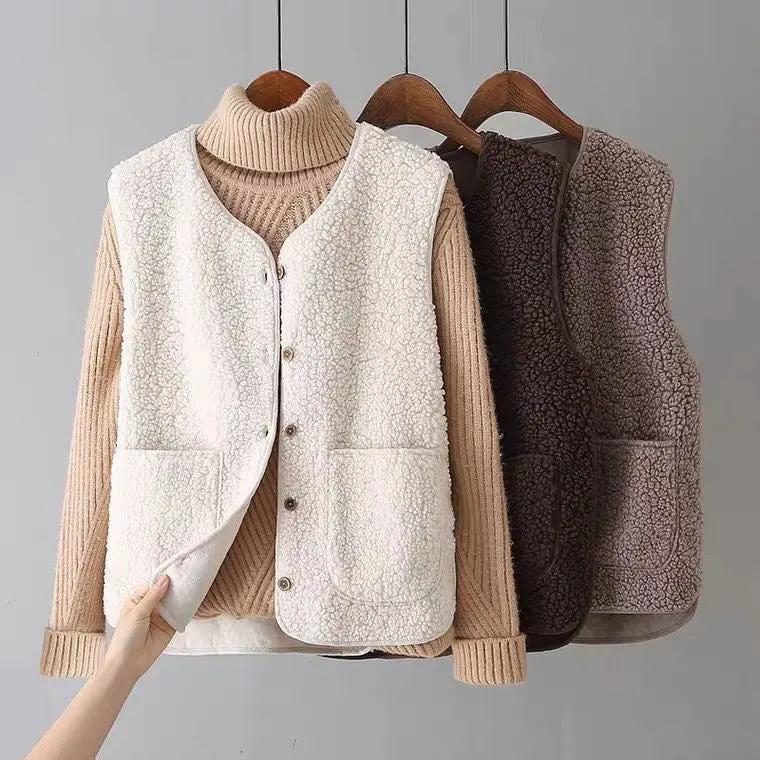 Cardigan en laine blanc Danoir Paris porté, vue de face, tissu doux et chaud, style élégant et confortable.