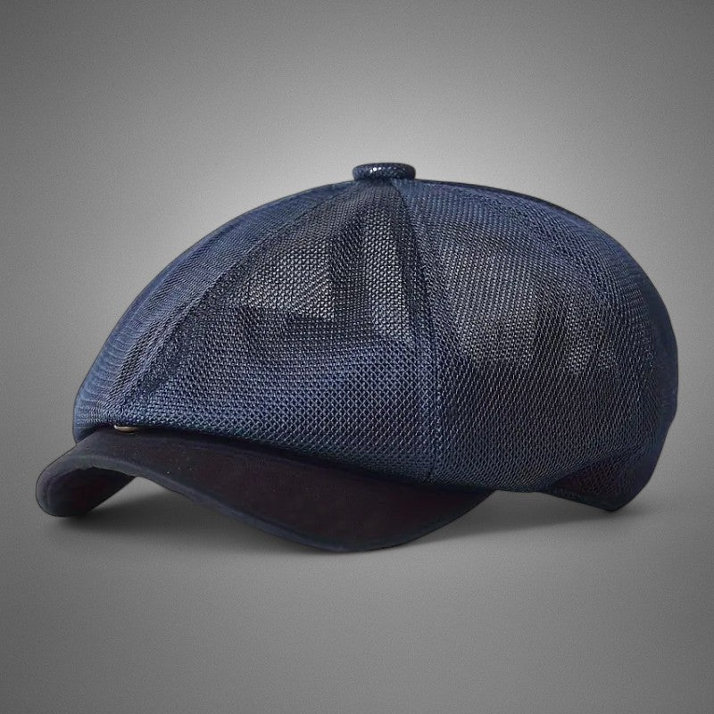 Chien homme portant le manteau Bloom™ respirant de Danoir Paris, en tissu bleu élégant et confortable.