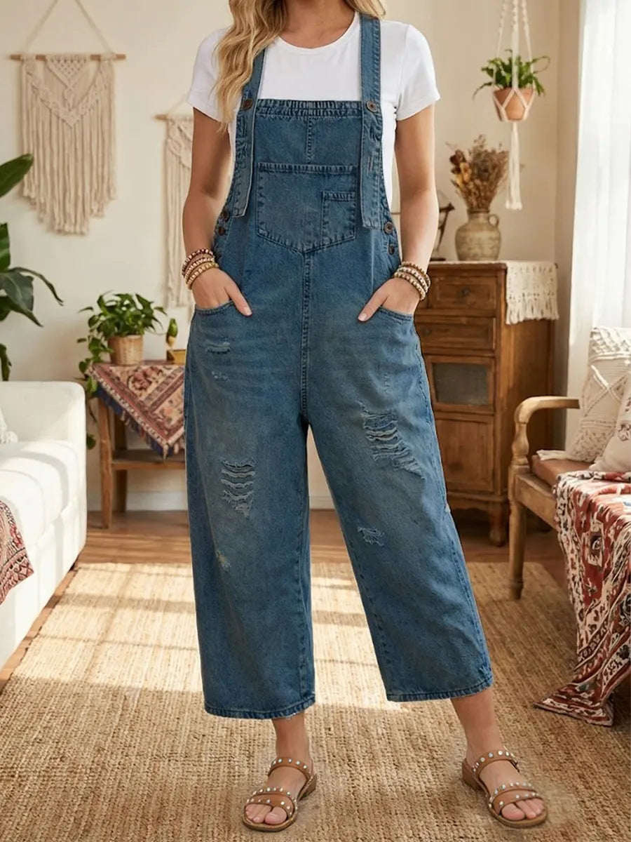 Pantalon de jardin en denim Aurevia de Danoir Paris avec look vintage, bleu, porté en extérieur.