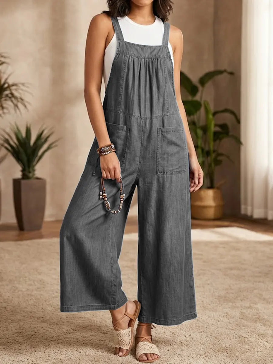 Combinaison en denim bleu Solmira de Danoir Paris avec bretelles, style décontracté et coupe fluide.