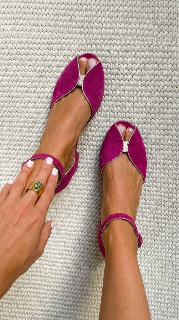 Sandales élégantes Olivia de Danoir Paris en vert sauge avec talons, vue du côté d'une femme portant la chaussure.