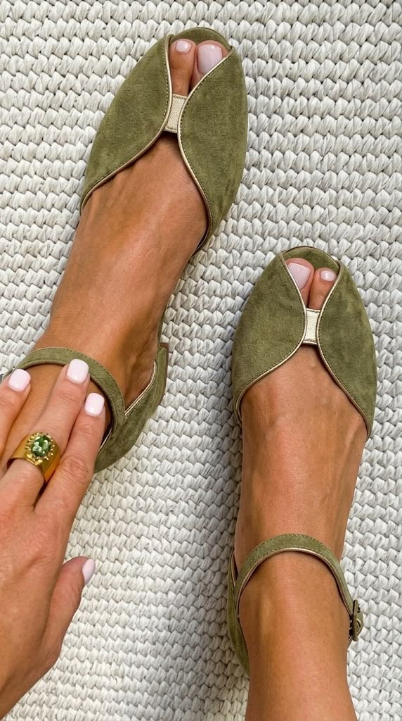Sandales Olivia Danoir Paris en vert sauge élégantes, avec semelle en cuir et design sophistiqué pour femme.