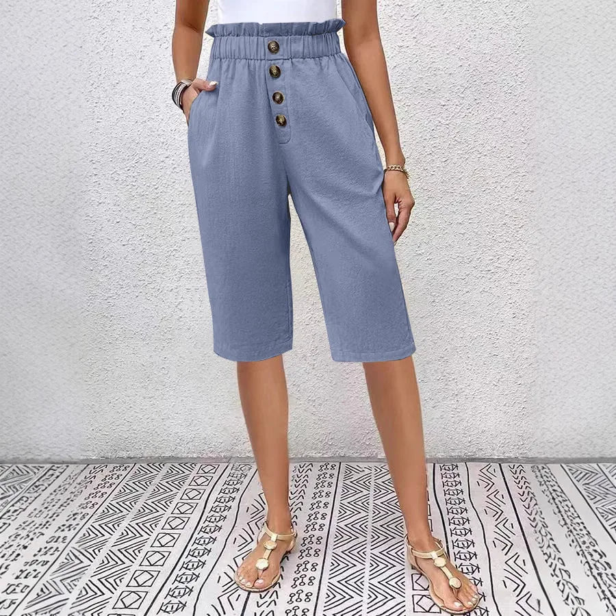 Shorts bermuda en lin-coton Éloane de Danoir Paris, en tissu bleu bébé avec boutons, pour un style léger et confortable.