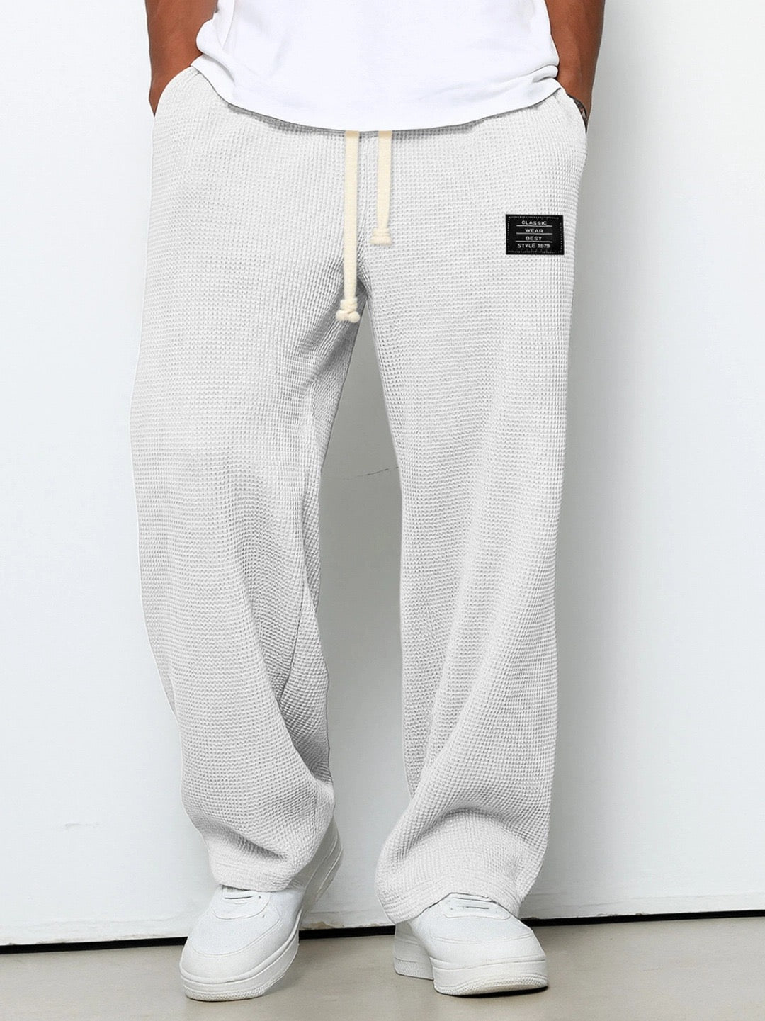 Pantalon large Danoir Pairs™ avec taille ajustable en tissu bleu ciel, porté sur mannequin.
