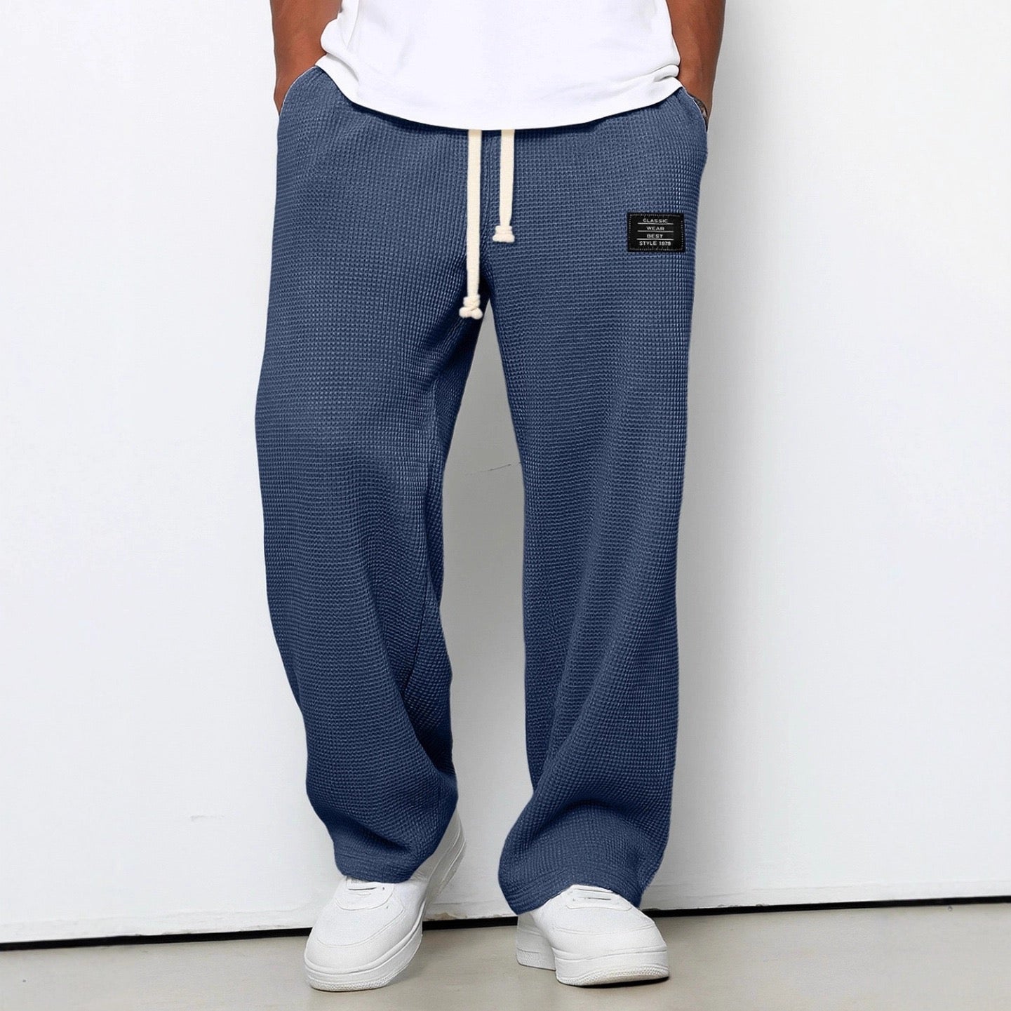 Pantalon large Danoir Pairs™ avec taille ajustable, en tissu bleu ciel, porté sur un mannequin.