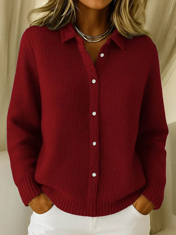 Pull en maille bleu clair Danoir Paris™ avec col confortable, porté sur un mannequin, vue de face.