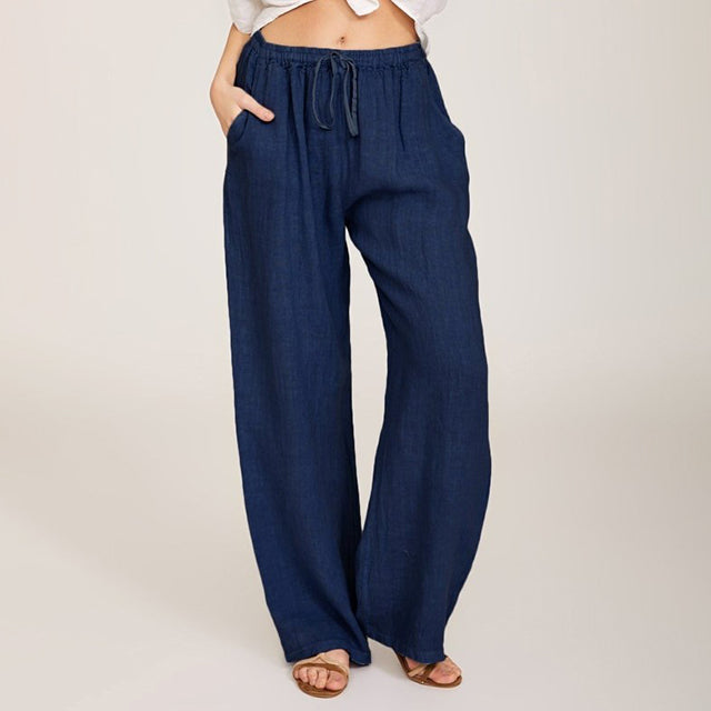Pantalons confortables Danoir Paris Enara bleu clair avec corde, tissu doux et ajustable, vue de face.