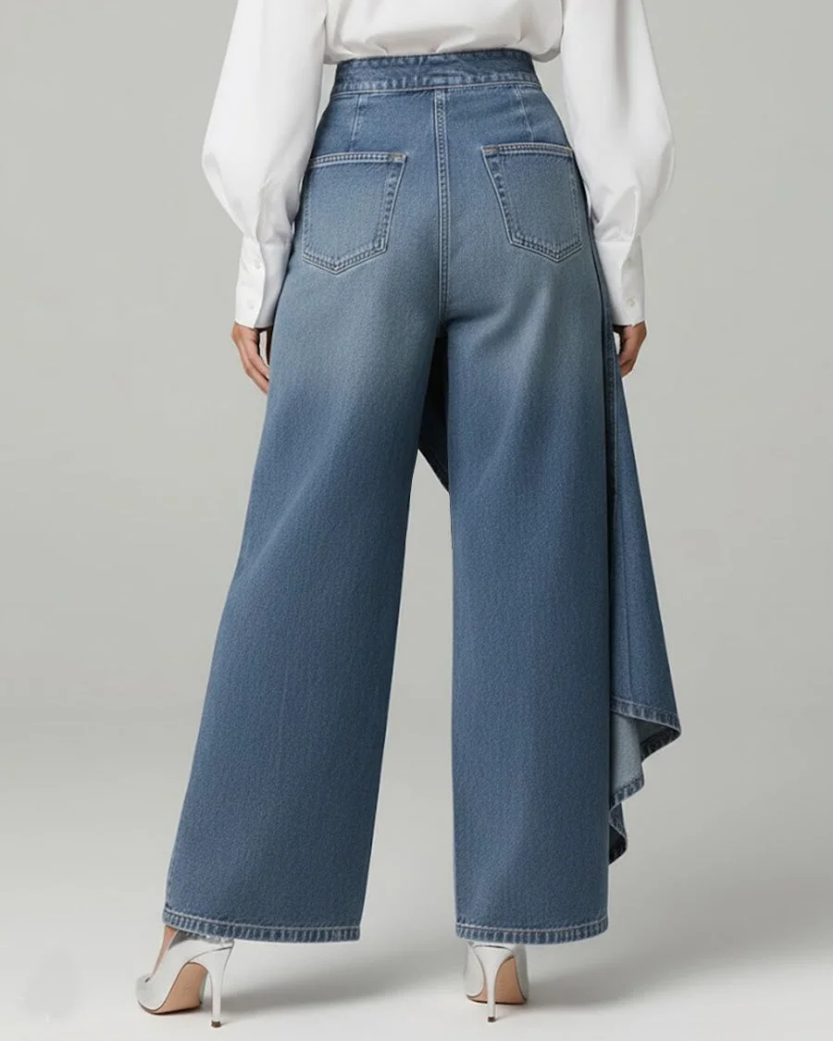 Pantalon en jean clair Audrey de Danoir Paris, coupe enveloppante, denim confortable, vue de face sur fond blanc