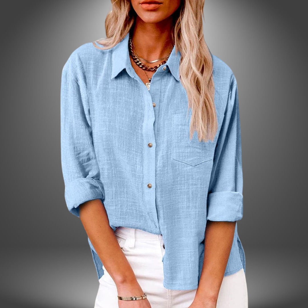 Blouse en lin premium Eve de Danoir Paris, légère et élégante, couleur bleu clair, portée sur un mannequin.
