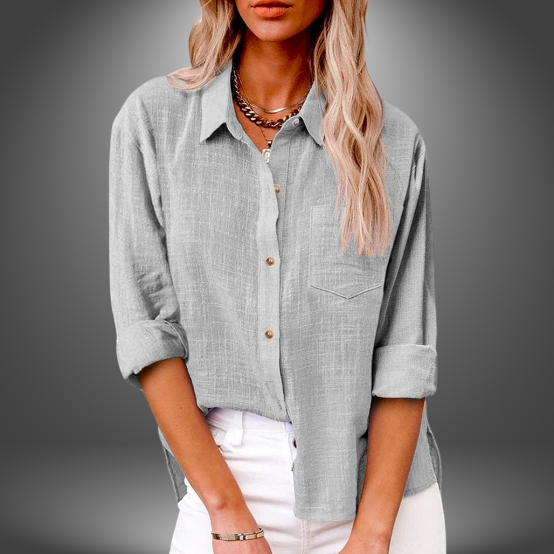Blouse en lin premium Eve de Danoir Paris, vêtement léger bleu clair, détail de la texture en lin naturel.