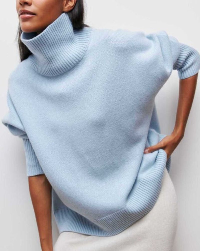 Pull roulé Danoir Paris Evy en bleu clair, confortable et chic, porté en vue de face avec détails de couture visibles