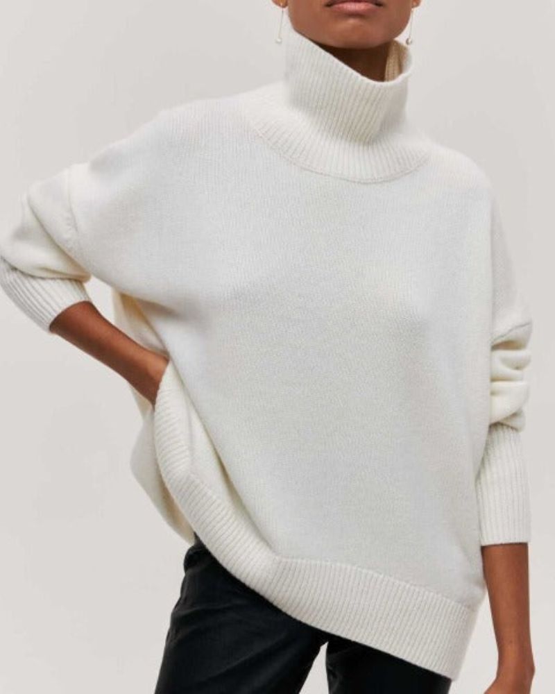 Pull roulé Danoir Paris Evy en bleu clair, confortable et chic, porté sur mannequin, détail du tissu doux et élégant.