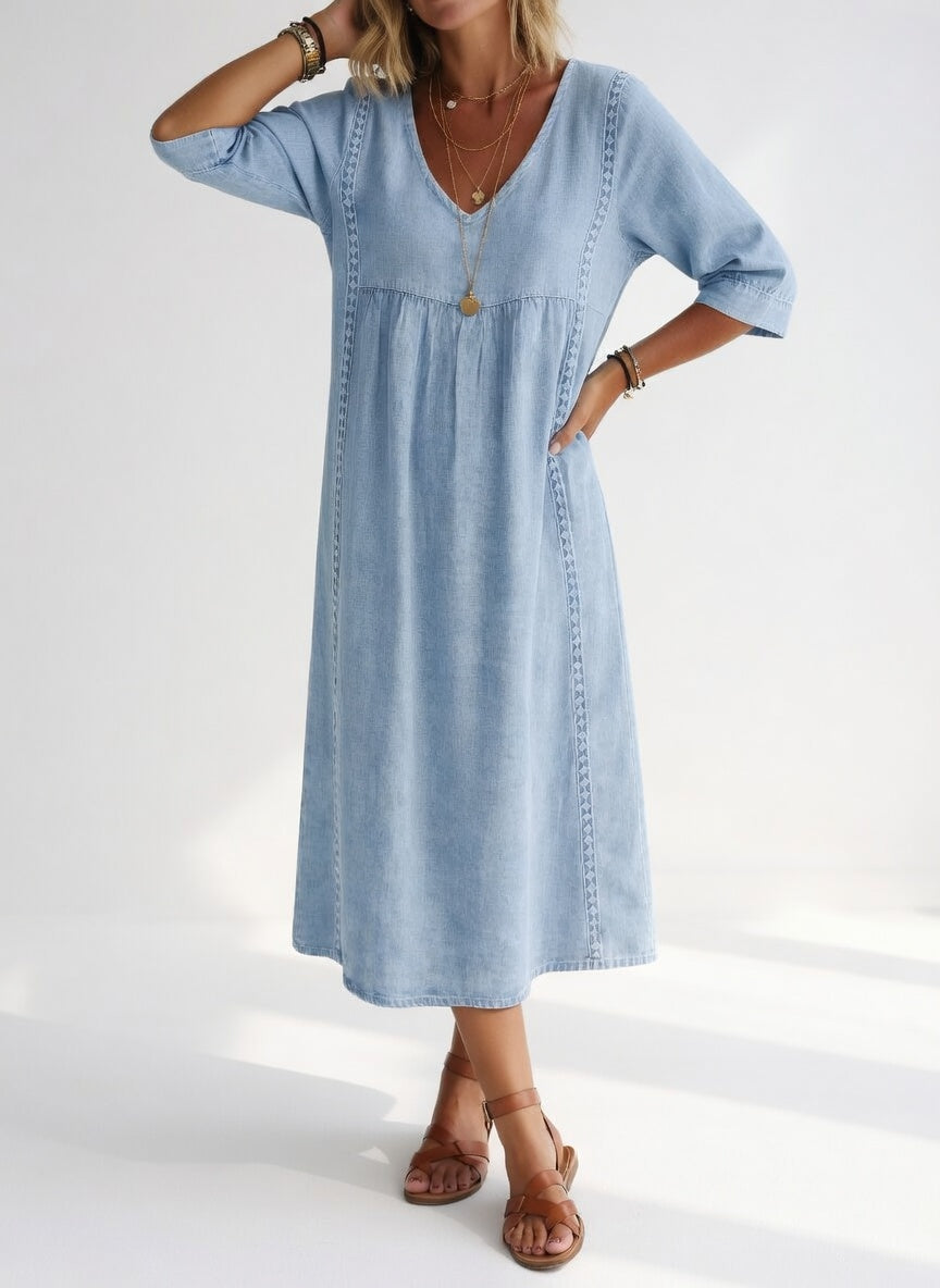 Robe midi fluide décontractée Danoir Paris Lioréa™ en tissu léger bleu clair, élégante et confortable.