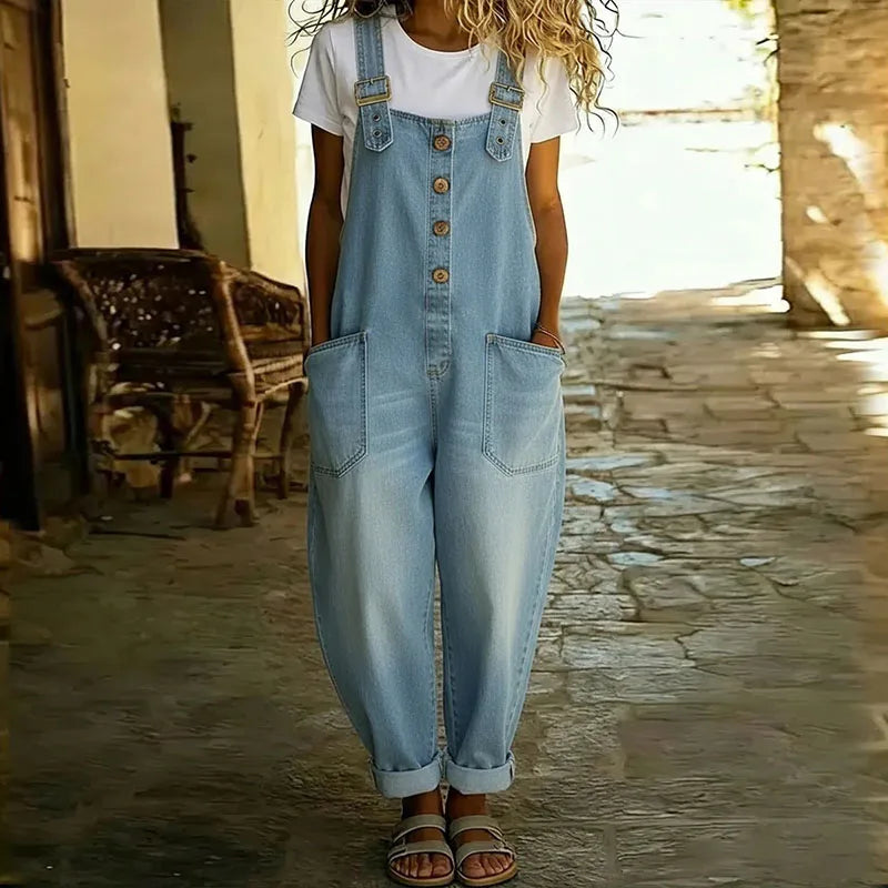 Salopette en denim vintage doux Mae de Danoir Paris avec bretelles réglables, vêtement pour femmes en style décontracté.