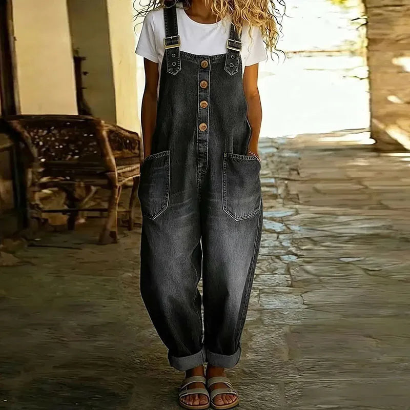 Salopette en denim vintage doux Mae de Danoir Paris avec bretelles réglables, couleur bleu clair, portée avec poches visibles